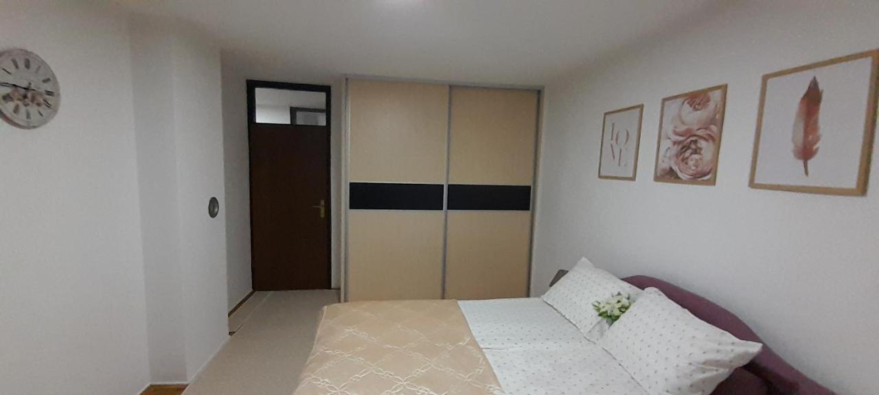 Cozy And Sunny Apartment Near The Airport Сараєво Екстер'єр фото