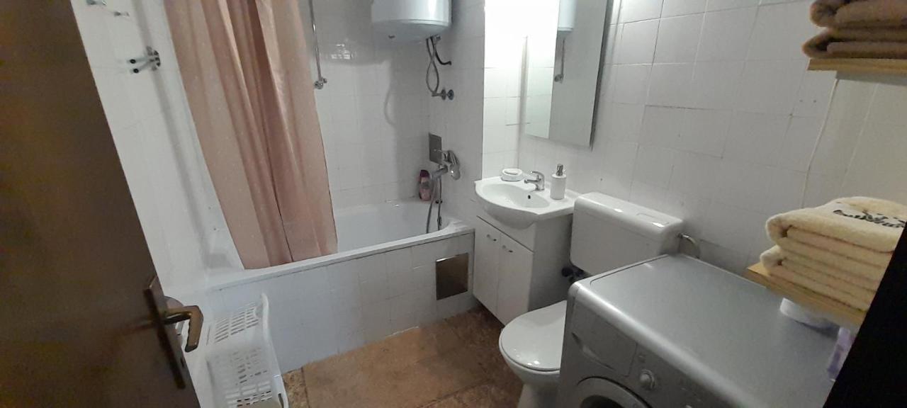 Cozy And Sunny Apartment Near The Airport Сараєво Екстер'єр фото