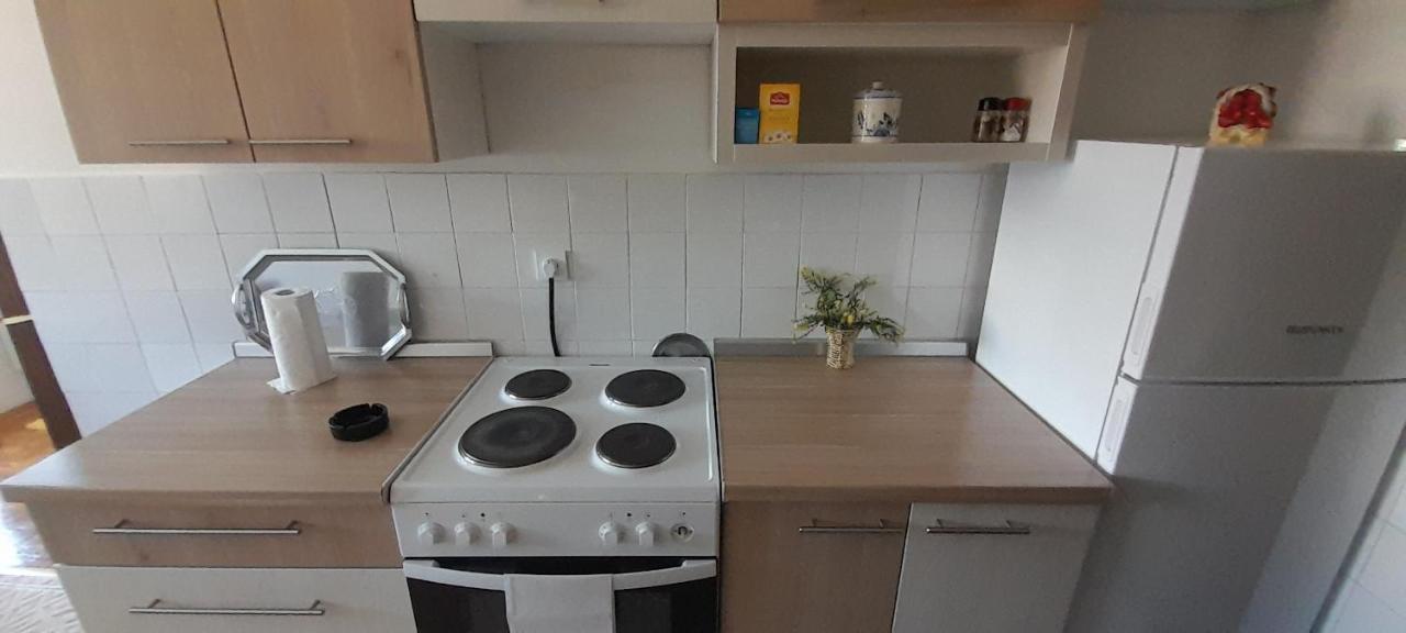 Cozy And Sunny Apartment Near The Airport Сараєво Екстер'єр фото